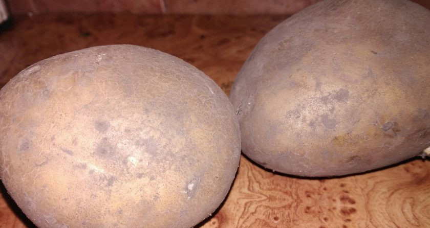 1. Этап. Салат из рыбных консерв и плавленого сырка: 2. Отварите картофель и морковь в кожуре до готовности. Остудите, после чего натрите картофель на среднюю терку, это будет наша основа. Не забывайте промазывать майонезом.