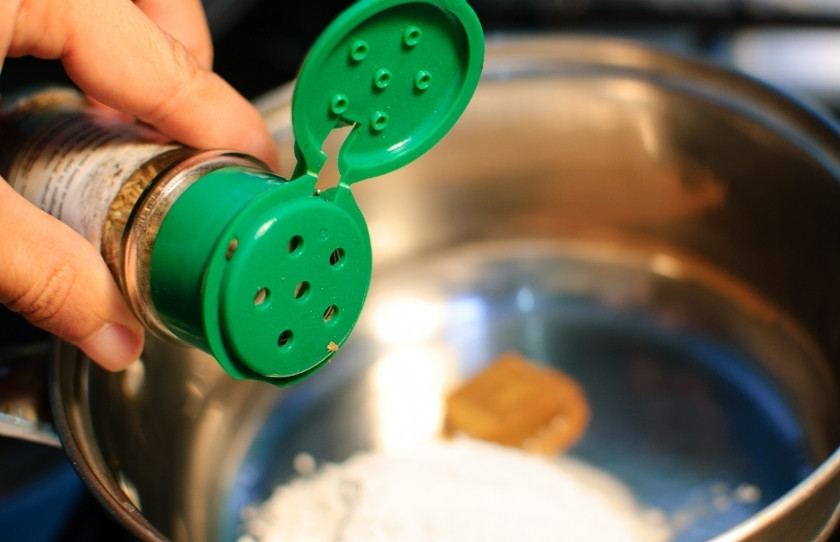 1. Этап. Вегетарианский бешамель: Сначала смешайте все сухие ингредиенты на оливковом масле. Немного обжарьте.