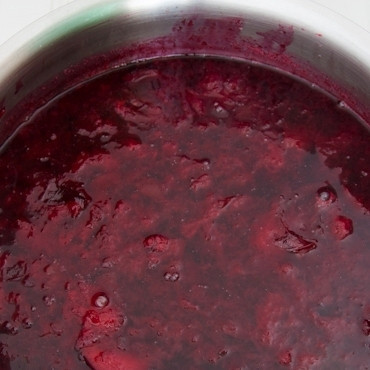 1. Этап. Сливовый джем: Спустя час перекладываем все в большую кастрюльку, ставим на умеренный огонь, доводим до кипения и кипятим еще 10 минут на умеренном огне. Затем снимаем с огня и остужаем до комнатной температуры.