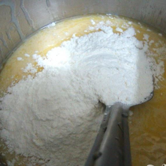 1. Этап. Банановые кексы в микроволновке: Добавьте муку, перемешайте.