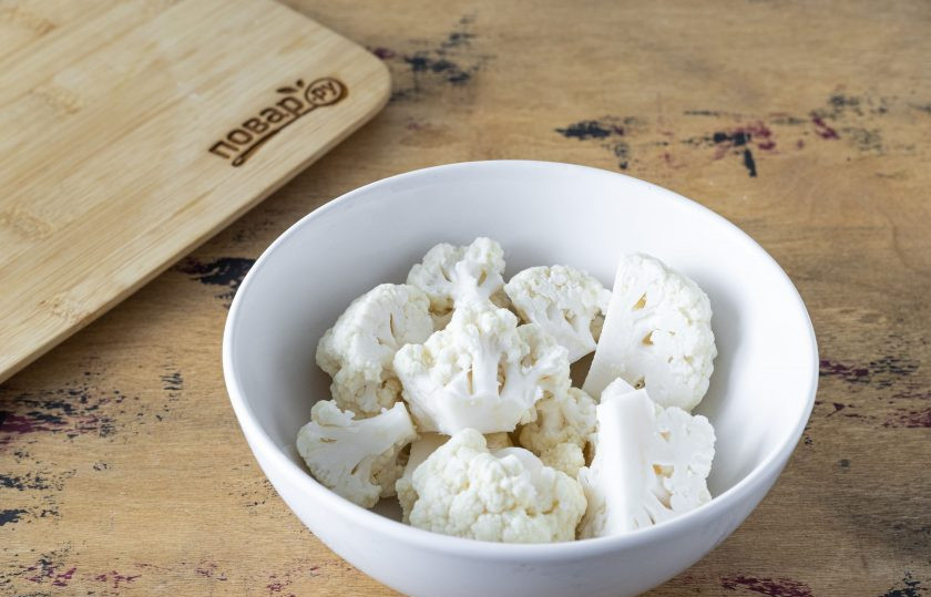 1. Этап. Цветная капуста для детей: Промойте цветную капусту, разделите на маленькие соцветия. Жесткий стебель использовать не нужно.