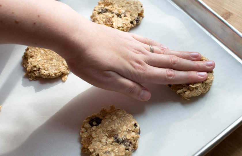 1. Этап. Печенье с геркулесом: Противень застелите пергаментом или слегка смажьте сливочным маслом. Руками сформируйте печеньки и выложите на противень.