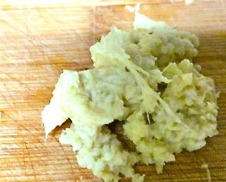 1. Этап. Медово-горчичный соус: Для начала чистим имбирь и трем его на мелкой терке.