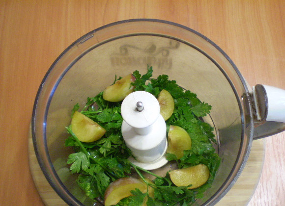 1. Этап. Зеленый коктейль с петрушкой: В блендер кладем зелень, сливы, вливаем воду. Измельчаем.