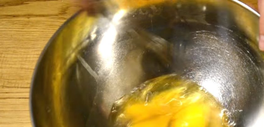 1. Этап. Закусочный кекс с сыром и колбасой: 1. Яйца слегка взболтайте венчиком. Добавьте молоко и растительное масло, хорошо перемешайте. Добавьте просеянную муку с разрыхлителем и перемешайте до однородности.