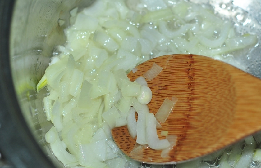 1. Этап. Крем-суп из кабачков: Кабачки нарезаем кольцами. Лук - четверть кольцами, яблоко очищаем от кожуры, удаляем сердцевину и нарезаем небольшими кусочками, картофель очищаем и натираем на крупной терке. Затем в кастрюлю, где будем готовить суп наливаем оливковое масло, нагреваем его и добавляем лук. Обжариваем его до полу прозрачности.