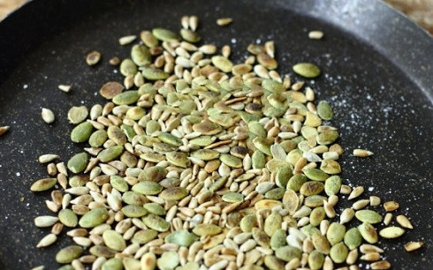 1. Этап. Салат из куринной грудки: На сухой сковороде обжарим семечки со щепоткой соли.