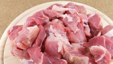 1. Этап. Тушеная свинина с подливкой: Свинину промойте и обсушите. Порежьте средними кусочками.