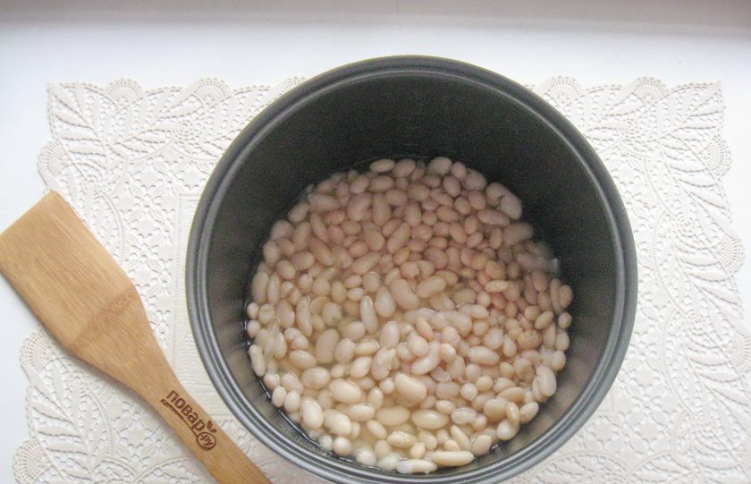 1. Этап. Фасоль в томате в мультиварке: Накройте мультиварку крышкой и варите фасоль до готовности в режиме 