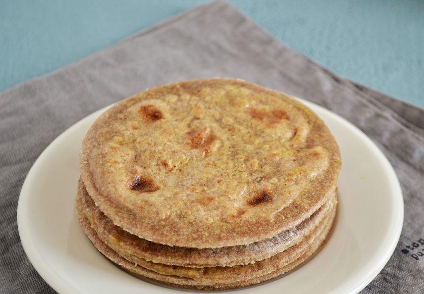 1. Этап. Цельнозерновые лепешки: Выложите их друг на друга, по желанию можно смазать лепешки маслом.