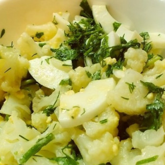 Салат из цветной капусты с яйцом