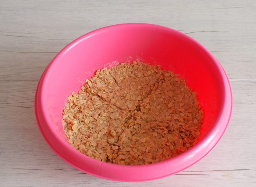 1. Этап. Шведское овсяное печенье: Утрамбуйте руками содержимое чаши и ножом разделите на 4 части.