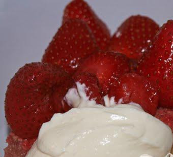 1. Этап. Клубничная губка: 7. Непосредственно перед подачей «губку» можно украсить фигурками из взбитых сливок.