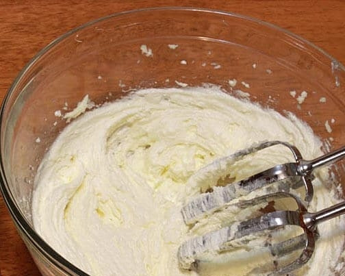 1. Этап. Ореховое печенье (песочное): 3. Взбейте в миксере сахар и сливочное масло комнатной температуры до получения пушистой массы, 4-5 минут.