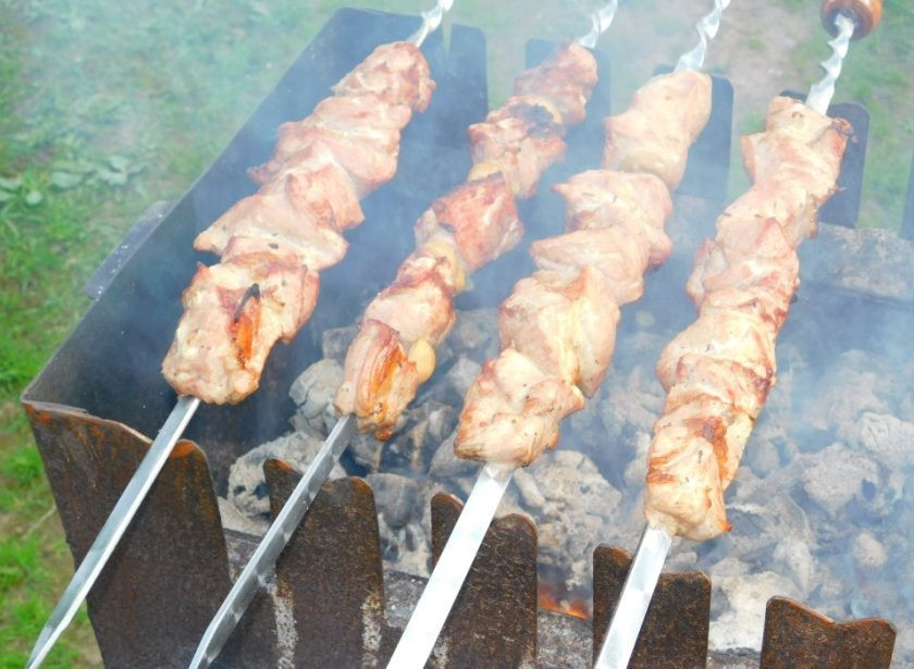 1. Этап. Шашлык в соево-горчичном маринаде: Готовое мясо нанизывайте на шампура и готовьте на горячих углях, поворачивая со всех сторон.