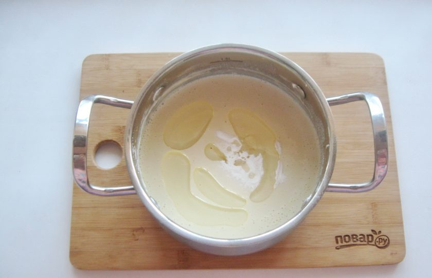 1. Этап. Пышные блины без дрожжей: Влейте рафинированное подсолнечное масло.