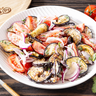 Салат с баклажанами и помидорами с майонезом