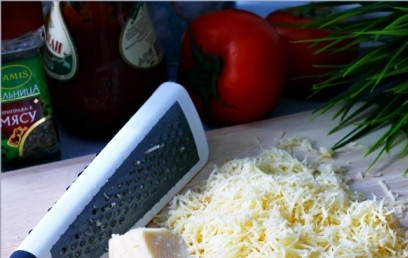 1. Этап. Эскалоп свиной в духовке: Твердый сыр натираем на мелкой или крупной терке (кому как больше нравится).