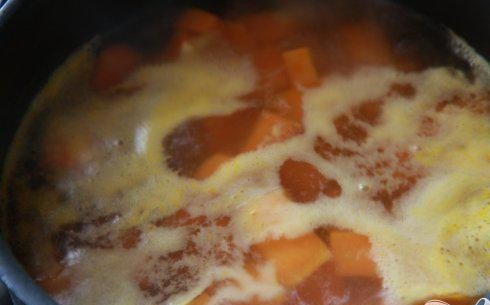 1. Этап. Печенье из сладкого картофеля: 1. Картофель очистить и нарезать кубиками. Нарезать кубиками сливочное масло. Приготовить сладкий картофель в средней кастрюле с кипящей подсоленной воды до готовности, от 8 до 10 минут.