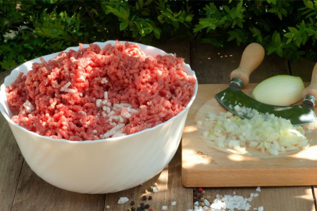 1. Этап. Люля-кебаб на костре: Приготовьте фарш, несколько раз пропустите мясо через мясорубку. Лук нарежьте мелко отдельно.