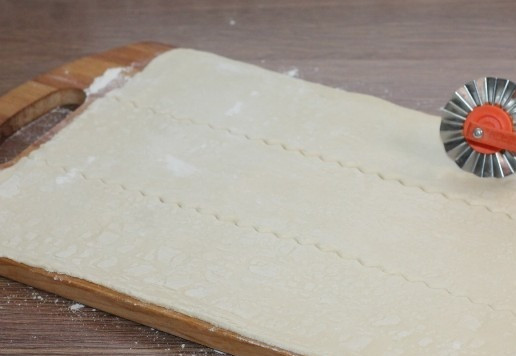 1. Этап. Мини-слойки с тунцом и оливками: 9. Разрежьте тесто на три полоски.