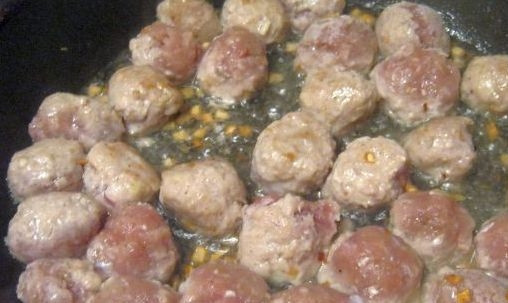 1. Этап. Тефтели с черносливом: В сковороде разогреваем растительное масло и обжариваем на нем нарезанный лук до прозрачности, а затем выкладываем тефтели и жарим их со всех сторон до румяной корочки.