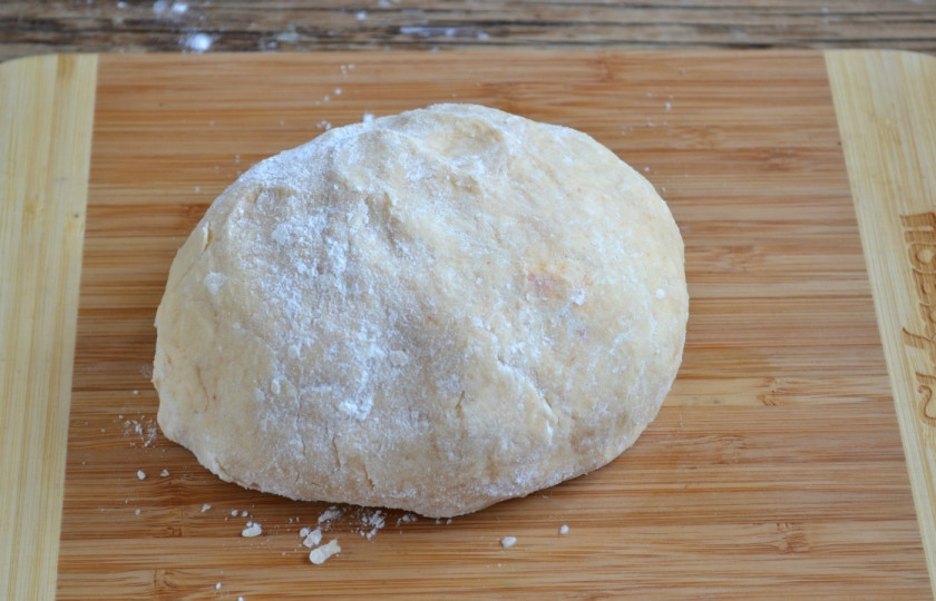 1. Этап. Сырное печенье: Готовое тесто отправьте в холодильник на 15-20 минут.