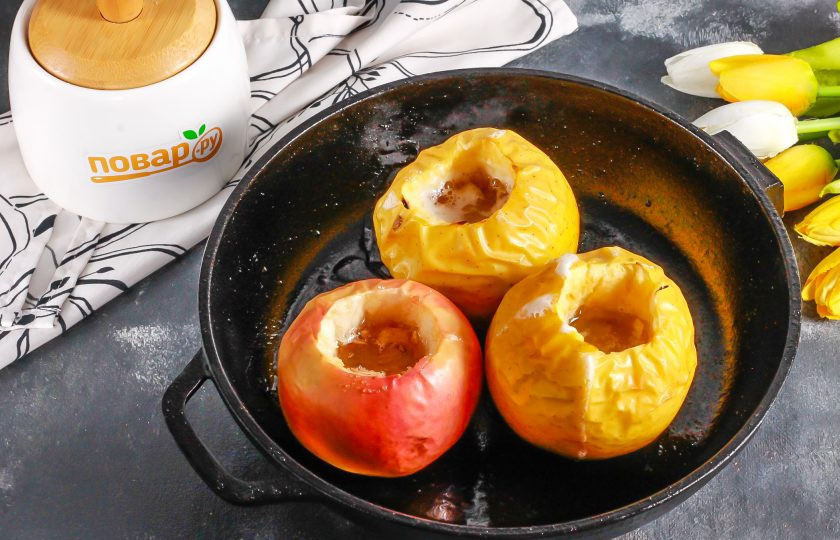 1. Этап. Запеченные яблоки со взбитыми сливками: Запеките примерно 20-25 минут до мягкости, но чтобы плоды не потеряли форму. Остудите на холоде примерно 20 минут.