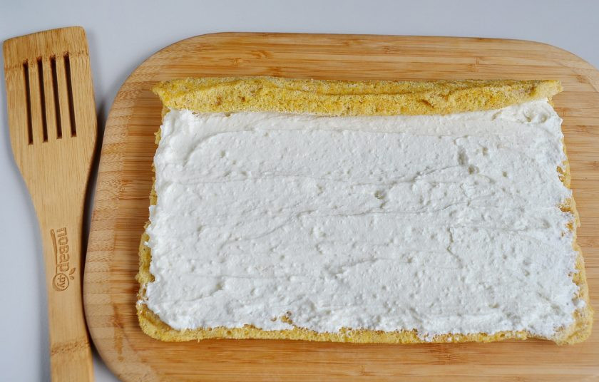 1. Этап. Тыквенный рулетик: Остывший корж разверните, снимите бумагу осторожно, он очень нежный. Смажьте кремом. Снова сверните.