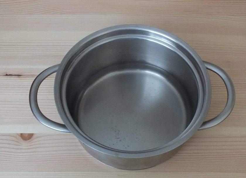 1. Этап. Пресервы из сельди: Смешайте уксус с сахаром и солью, поставьте на огонь, доведите до кипения и охладите.