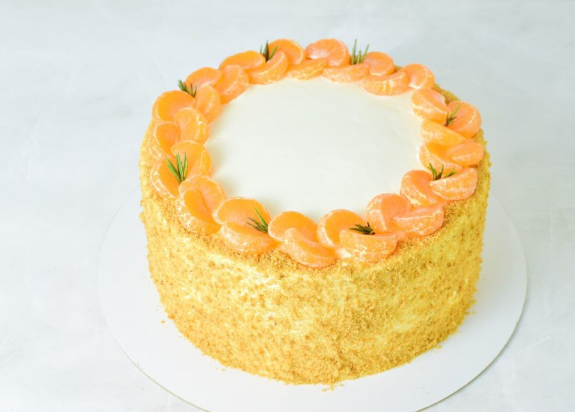 1. Этап. Медовик с малиной: Украсьте торт на свой вкус.