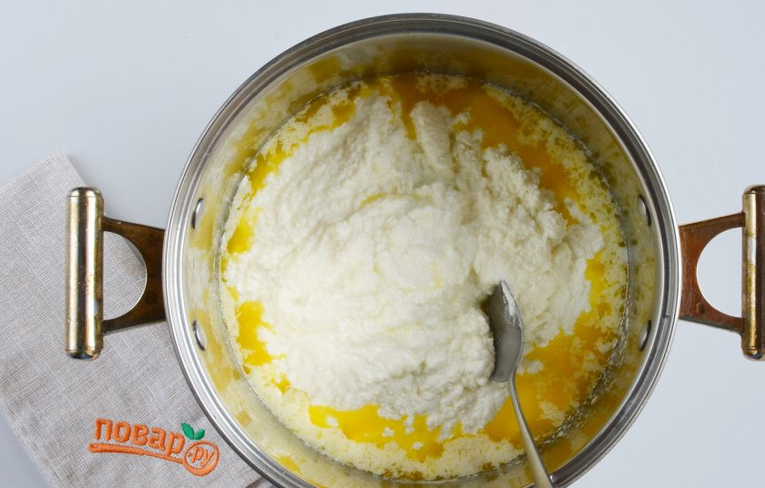 1. Этап. Домашний сыр: Выложите творог и перемешивая варите 5 минут.