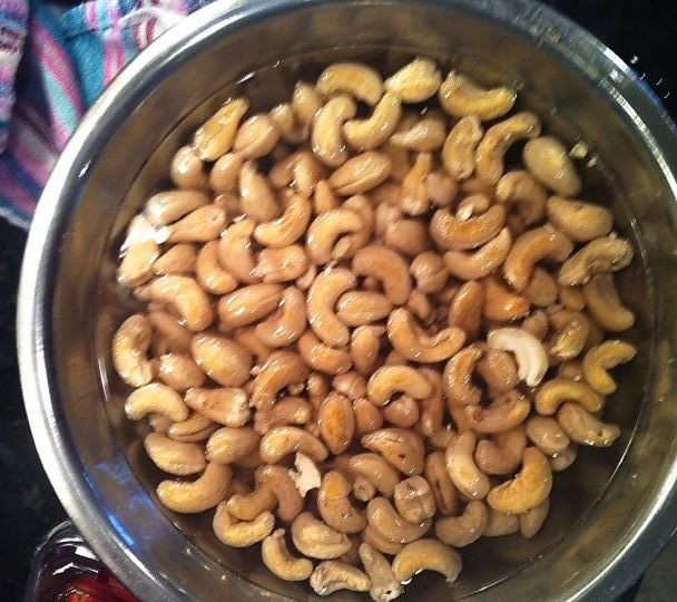 1. Этап. Мусака вегетарианская: Обычно в классическом рецепте мусаки используется соус бешамель, но сегодня рецепт у нас не совсем классический, поэтому вместо бешамель мы сделаем соус из кешью.Для этого нам нужно залить кешью водой и оставить на 2 часа отмокать.