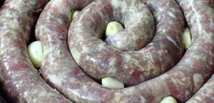 1. Этап. Украинская домашняя колбаса (простой рецепт): В перемешанную массу постепенно доливаем воду, продолжаем перемешивать. Накрываем посуду пленкой и маринуем в течение суток в холодильнике. На следующий день наполняем кишки фаршем, концы связываем кулинарной нитью.