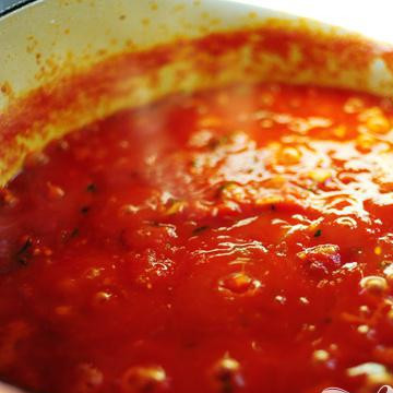 1. Этап. Спагетти с фрикадельками: Варить соус в течении 20-25 минут.