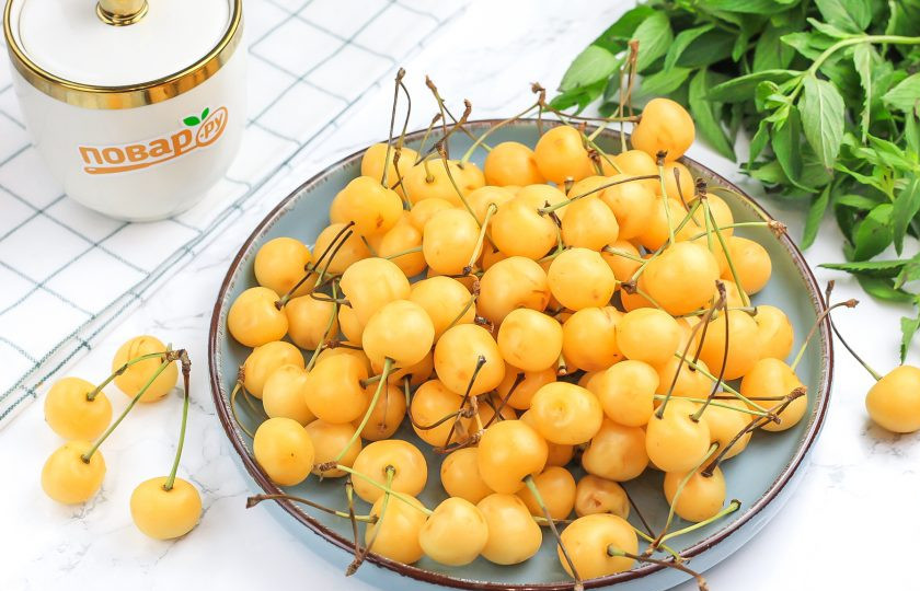 1. Этап. Компот из белой черешни на зиму: Подготовьте указанные ингредиенты. Переберите черешню, удаляя подпорченные ягоды.