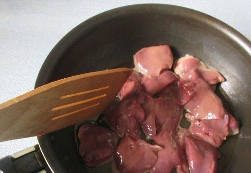 1. Этап. Салат с куриной печенью под брусничным соусом: Печень очистить от плёнки, промыть, немного обсушить от влаги и нарезать на несколько частей. Разогреть оливковое масло ( у меня подсолнечное рафинированное), выложить печень и обжаривать в течение 3-5 минут.