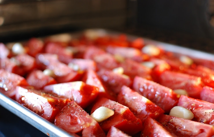 1. Этап. Помидоры, сушеные в духовке: Ставим противень с помидорами в духовку, разогретую до 80 градусов духовку. Сушим помидоры 10 часов.