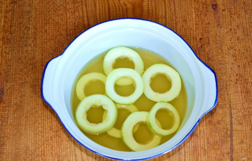 1. Этап. Кабачки в ананасовом соке на зиму: Выложите кабачки в сок. Варите на среднем огне 5-7 минут.