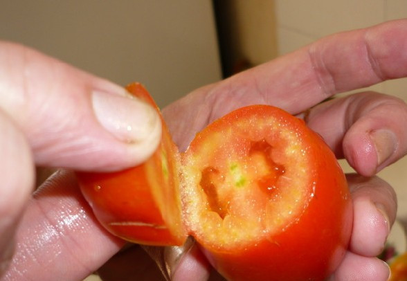 1. Этап. Фаршированные помидоры на зиму: Теперь берем помидор и аккуратно надрезаем у него верхушку (место, где крепится плодоножка).
