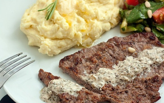 1. Этап. Отбивные под соусом: 4. Подаются отбивные под соусом в горячем виде как самостоятельное блюдо или вместе с гарниром. Перед подачей не забудьте полить их соусом.