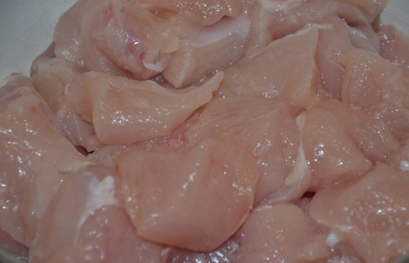 1. Этап. Подливка из курицы: Куриное филе нарезать небольшими кусочками.