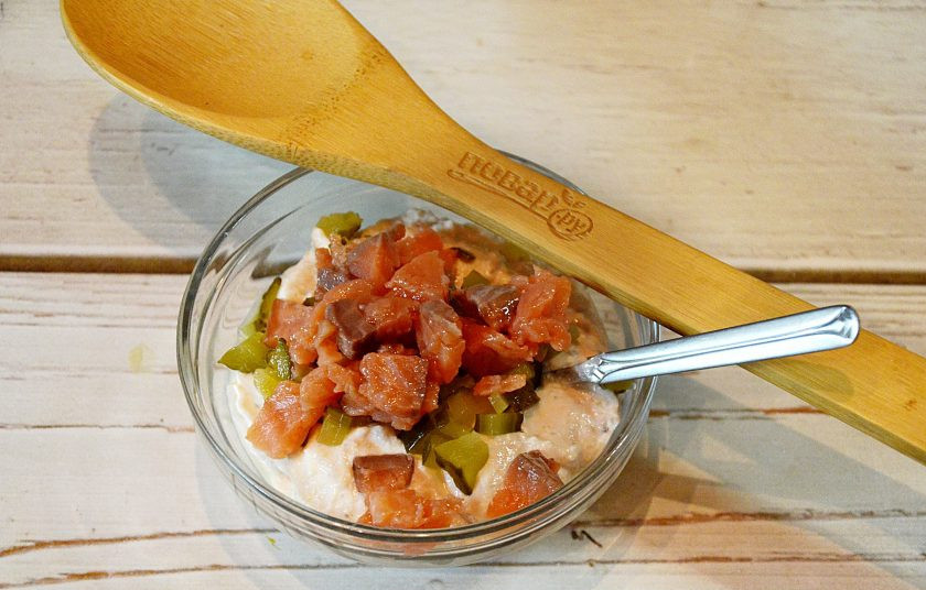 1. Этап. Рийет из горбуши: 3. Оставшуюся рыбу и огурец мелко нарежьте и добавьте к творожной массе. Перемешайте.