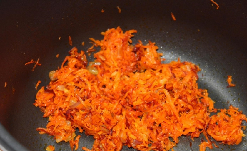 1. Этап. Овощное рагу из кабачков: 1. Чищу и мою морковь, измельчаю ее на мелкой терке. Очищаю луковицу, нарезаю ее мелким кубиком. В чашу мультиварки наливаю подсолнечное масло, разогреваю и отправляю туда сперва луковицу, а затем и морковь, обжариваю до готовности.