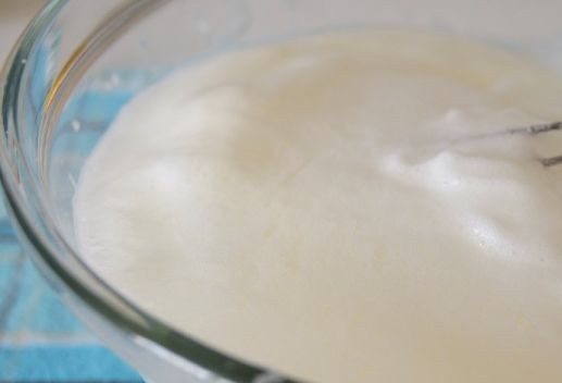 1. Этап. Воздушное безе: 1. По ГОСТовскому рецепту для приготовления безе нужно взять 90гр яичного белка. Я посчитала, это примерно 4-5 яиц, из которых мы получим белок.