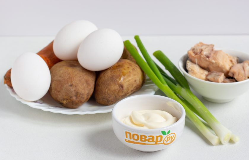 1. Этап. Салат-рулет Мимоза на Новый год 2025: Подготовьте все необходимые ингредиенты. Картофель, морковь и яйца заранее отварите в подсоленной воде, остудите и очистите.