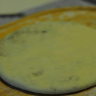 1. Этап. Лобиани: Теперь каждый шарик нужно очень осторожно раскатать в лепешку - так, чтобы тесто не порвалось, и начинка осталась внутри. Слишком тонко раскатывать не надо - до толщины примерно в 1,5-2 см.