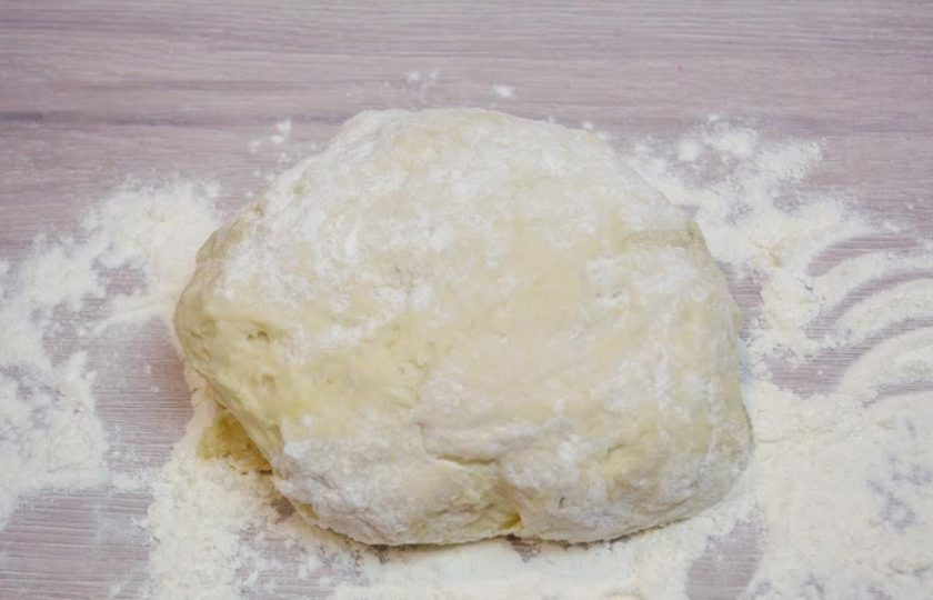 1. Этап. Булочки Синнабон: 7. Добавить еще 0,5-1 стакан муки и снова замесить тесто. Уже подниматься ему не даем.