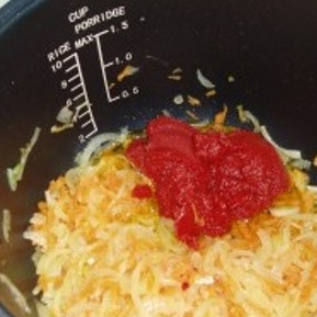 1. Этап. Солянка в мультиварке: Через 10 минут добавьте к овощам томатную пасту. Жарьте в течение 10 минут, время от времени помешивайте.