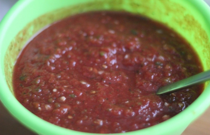 1. Этап. Томатная сальса: Все измельчить, лук добавить в последнюю очередь.